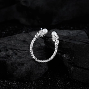 Bague torsadée en argent 925 avec deux perles et détails en zircons brillants
