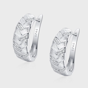Boucles d'oreilles C en argent 925 avec motif tressé et oxydes de zirconium brillants