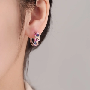 Créoles en argent sterling S925 avec zircons multicolores portées sur un mannequin