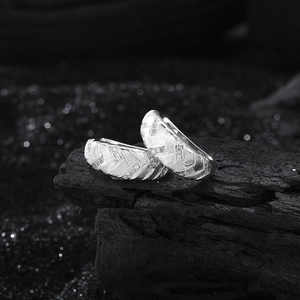 Détail de créoles en argent sterling S925 avec texture tissée et micro-oxydes de zirconium