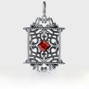 Gros plan du pendentif en argent vintage ajouré serti d'une pierre rouge carrée