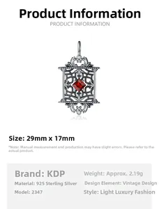 Vue détaillée du pendentif en argent S925 avec zircon rouge et gravures évidées rétro