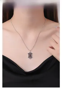 Détail d'un pendentif rétro en argent S925 ajouré orné d'un zircon rouge