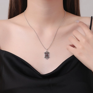 Pendentif vintage en argent S925 avec zircon rouge sur mannequin en robe de soie
