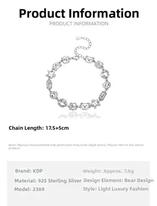 Vue macro des breloques ours et étoile en argent S925 sur un bracelet à maillons poli