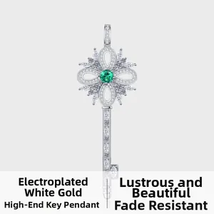 Pendentif clé exquis orné d'une émeraude verte et de détails en zircons pavés