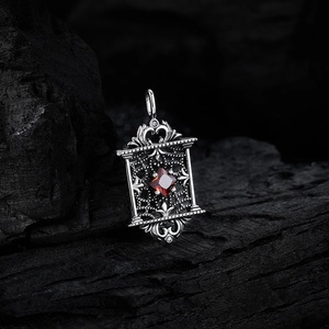 Pendentif vintage en argent 925 avec zircon rouge et gravures évidées élégantes