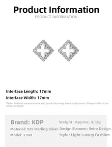 Vue macro des boucles d'oreilles trèfle en argent S925 avec nacre et dimensions de 17mm