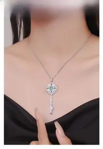Détail du collier pendentif clé en argent S925 avec pierre verte et zircons blancs