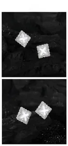 Détail de la boucle d'oreille trèfle en argent S925 avec incrustation de nacre