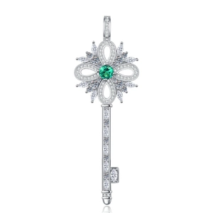 Pendentif clé en argent S925 avec pierre centrale vert émeraude et zircons étincelants
