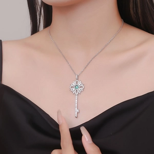 Pendentif clé en argent sterling S925 avec gemme verte et micro-pavage de zircons