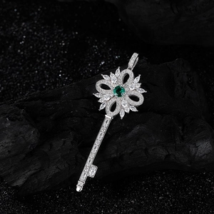 Pendentif clé luxueux en argent S925 avec zircons scintillants et pierre verte