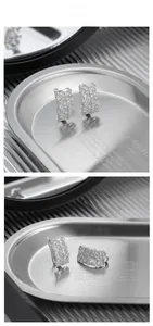 Gros plan sur des boucles d'oreilles en argent S925 dentelle avec zircons brillants