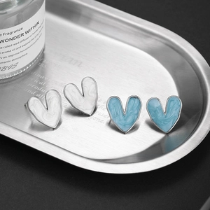 S925 silver heart stud earrings with marble glaze texture in white and light blue