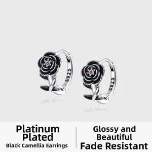 Détail d'une boucle d'oreille camélia en argent S925 avec zircon rose et fini noir