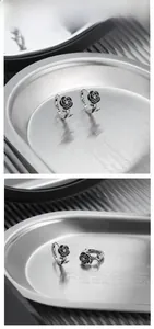 Vue détaillée des boucles d'oreilles rose en argent S925 avec finition noire et zircon