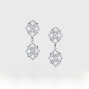 Macro di orecchini in argento S925 stile corte con zirconi lucidi e traforati