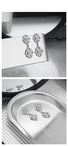 Dettaglio di orecchini pendenti in argento con incisione floreale traforata vintage