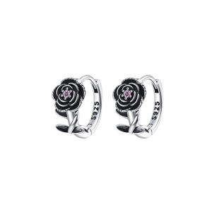 Détail macro de boucle d'oreille rose en argent S925 avec zircon violet et fini vintage