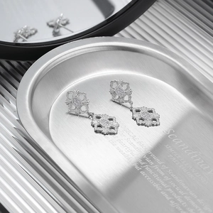 Orecchini vintage in argento S925 con motivi floreali traforati e pietre scintillanti