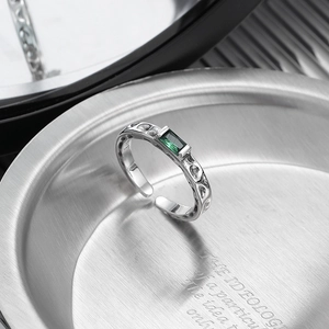 Vintage S925 sterling silver emerald ring with crater texture and adjustable band