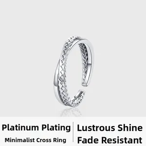 Detail eines S925 Silber Rings mit Webstruktur und hochwertiger Weißgoldbeschichtung