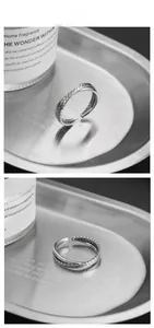 Nahaufnahme des S925 Sterlingsilberrings mit Webstruktur und echtem S925-Stempel