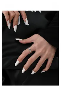 Nahaufnahme des S925 Sterlingsilberrings mit Webmuster an der Hand des Models