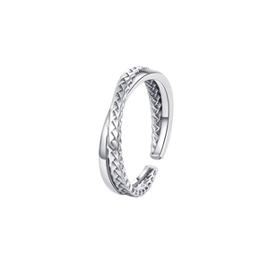Detail eines S925 Sterlingsilberrings mit gewebter Textur und polierter Spiegeloberfläche