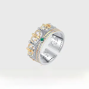 Vue détaillée de la bague couronne en argent S925 avec pierre verte et dorure