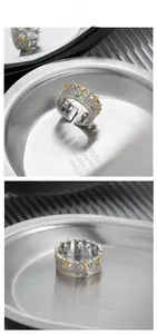 Détail de la bague couronne vintage en argent avec pierre verte et dorure fine
