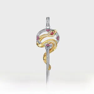 Détail d'un pendentif clé serpent vintage avec finition bicolore et pierres précieuses