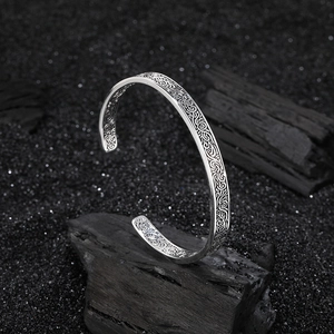 Dettaglio del bracciale in argento s925 con intricato motivo retrò inciso a mano
