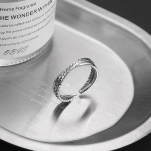 Minimalistischer S925 Sterlingsilber Kreuzring mit Webstruktur und poliertem Finish