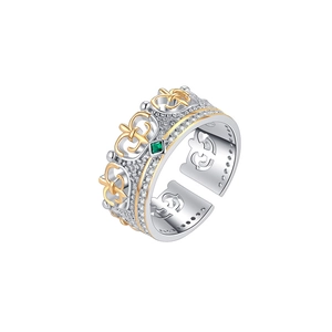 Détail macro d'une bague couronne avec pierre vert émeraude et placage bicolore
