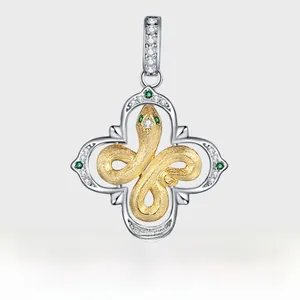 Détail du pendentif serpent et trèfle en argent S925 avec pierres vertes et dorure