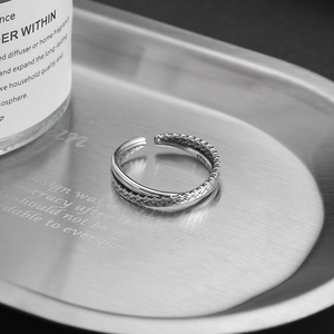 Minimalistischer S925 Sterlingsilber Ring mit geflochtener Textur und glattem Finish