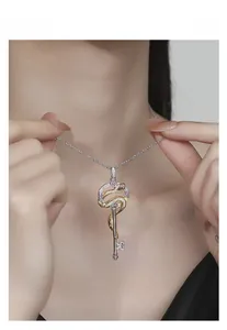 Détail du pendentif clé serpent aux tons or et argent serti de diamants brillants