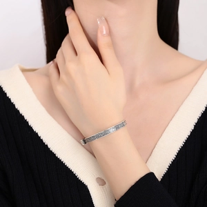 Primo piano del bracciale rigido vintage in argento S925 con incisioni di motivi a vite