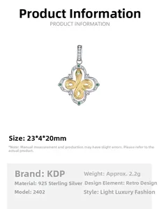 Vue macro du pendentif trèfle en argent S925 avec motif serpent et pierre verte