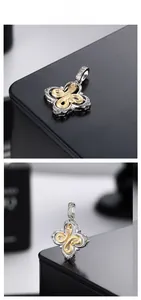 Détail macro du pendentif papillon en argent avec serpent doré et zircons brillants