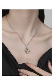 Gros plan du pendentif trèfle en argent S925 avec pierre verte sur la clavicule du mannequin