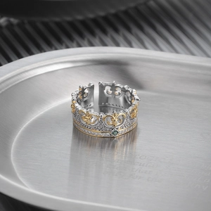 Bague couronne en argent S925 avec pierre verte et détails dorés élégants