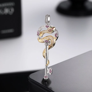 Pendentif clé serpent en argent S925 avec touches dorées et pierres précieuses