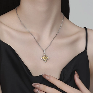 Collier avec pendentif trèfle en argent S925, pierre verte et pavé de zircons étincelants
