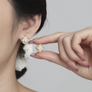 Elegant S925 silver pearl flower earrings in vintage gold and silver court style