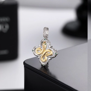 Pendentif serpent en argent S925 avec trèfle, pierres vertes et finition dorée brossée