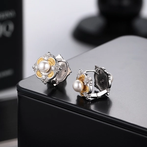 Elegant S925 silver pearl drop earrings in vintage court style with gold-silver contrast