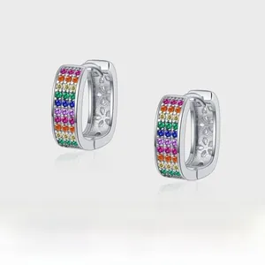 Détail de boucles d'oreilles créoles en argent S925 avec cristaux arc-en-ciel pavés